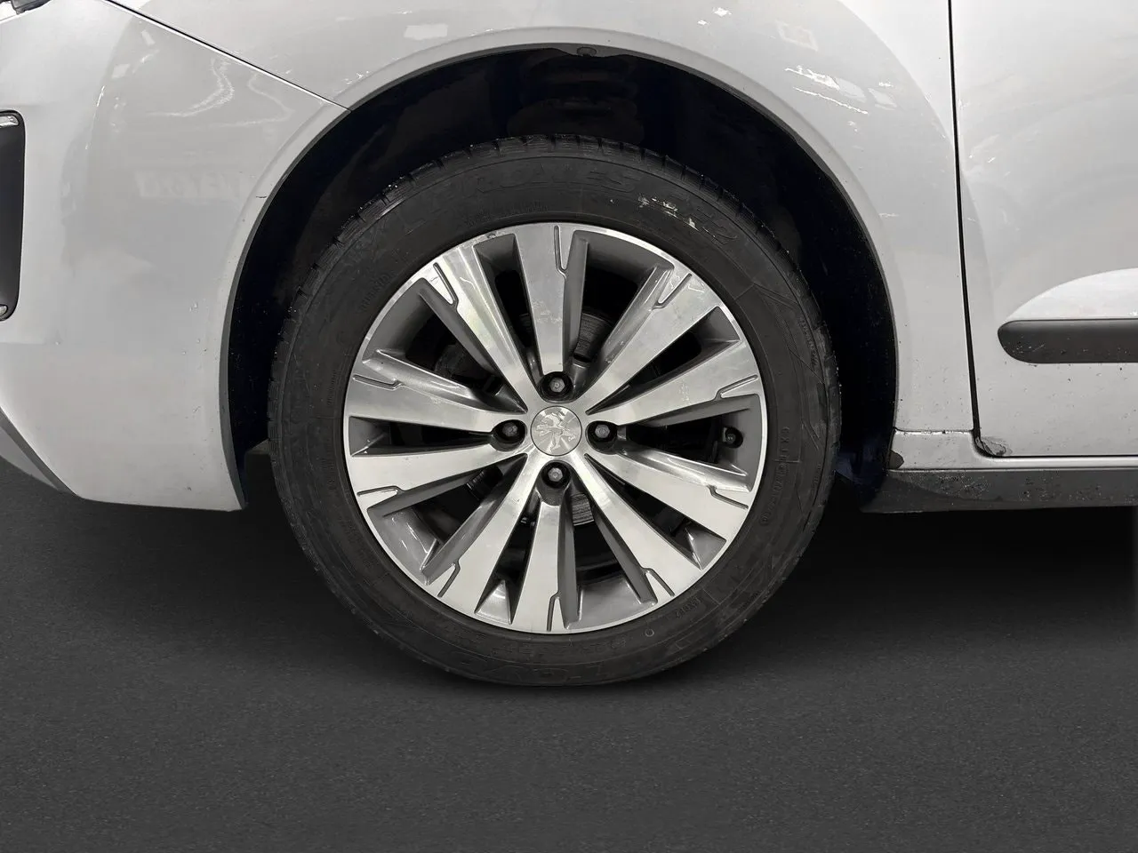 Vehicle image 14