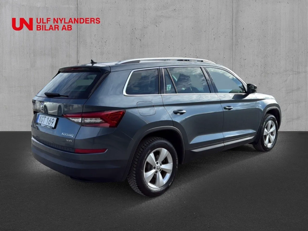 Vehicle image 3