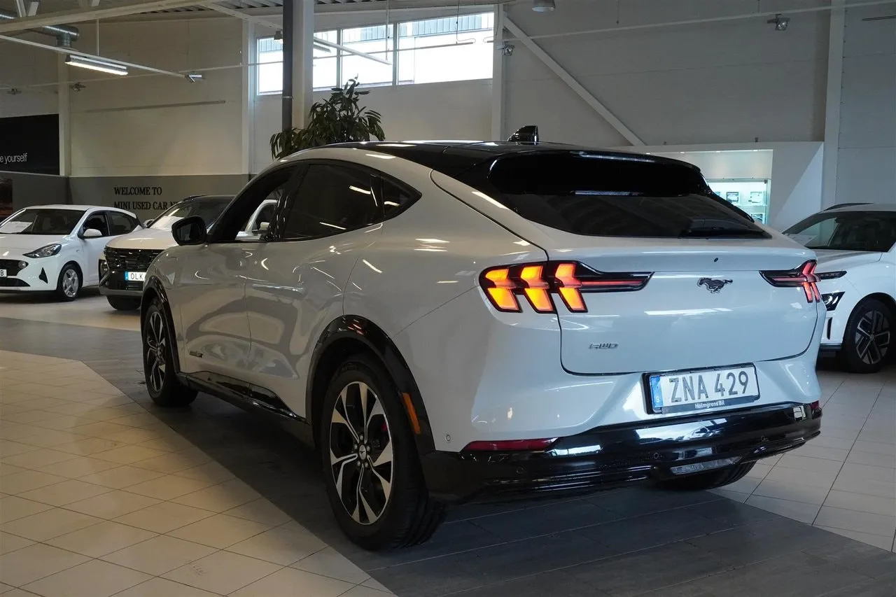 Vehicle image 32