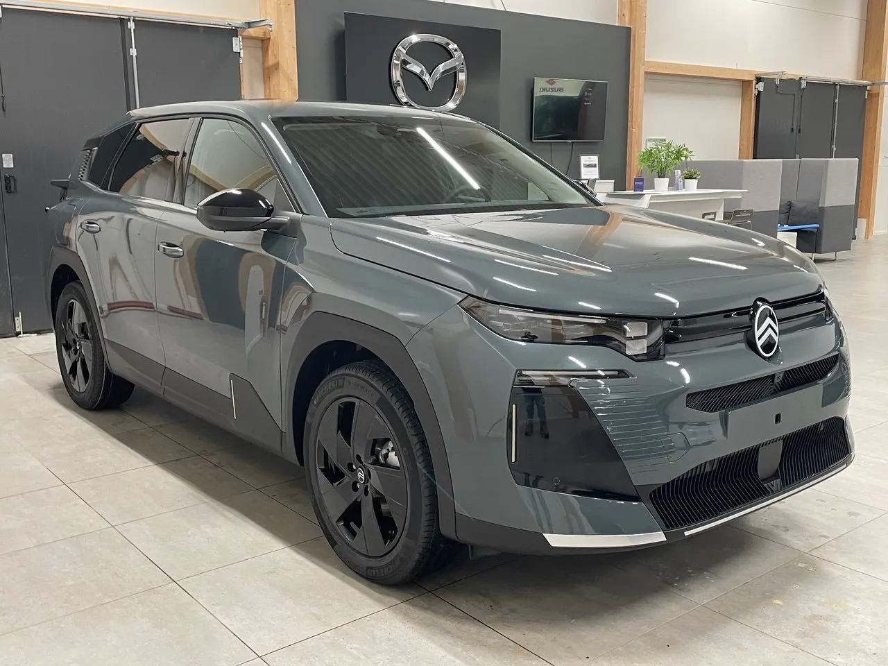 Vehicle image 4