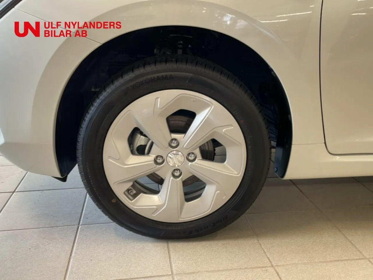 Vehicle image 14