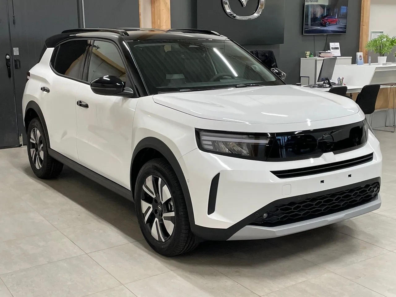 Vehicle image 4