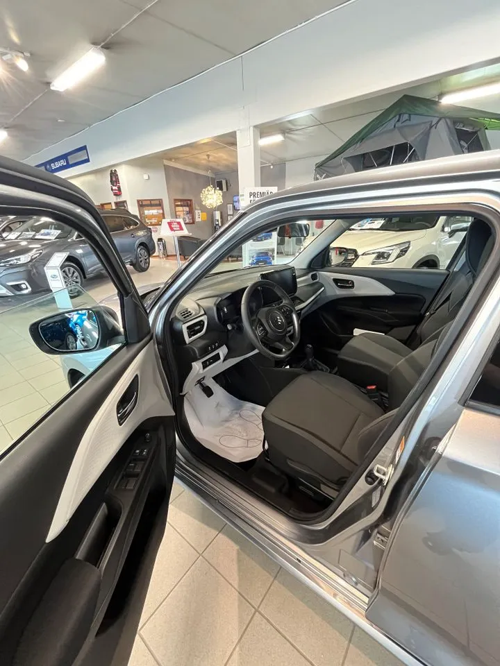 Vehicle image 6