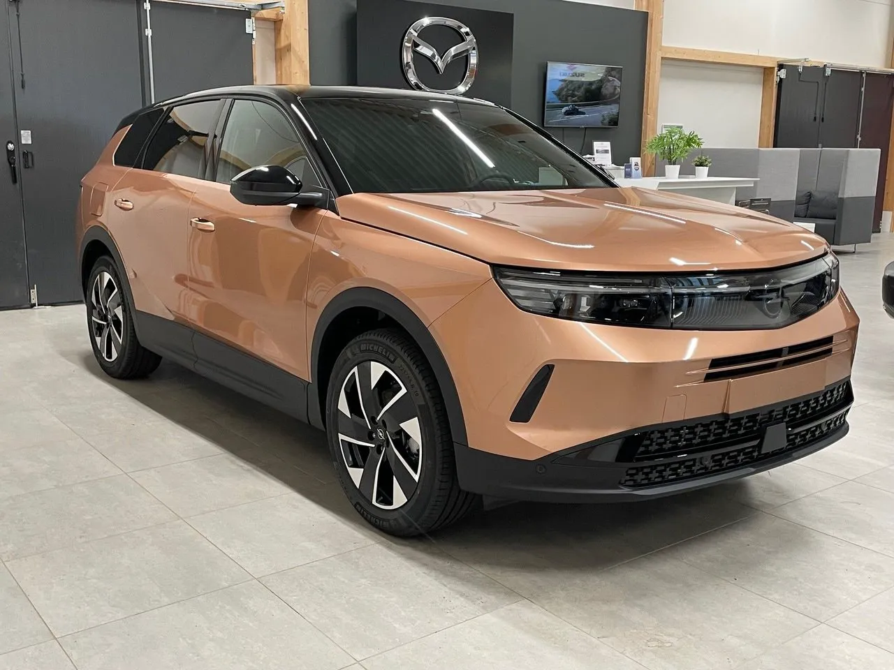 Vehicle image 4