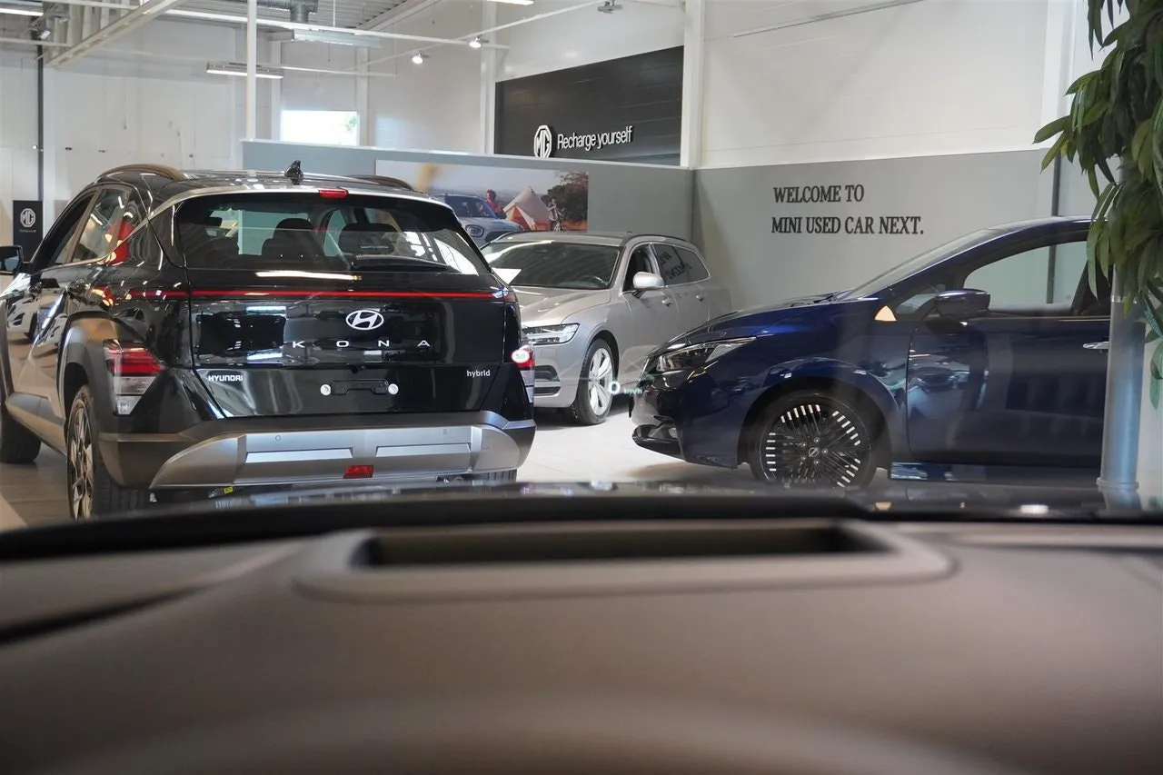Vehicle image 14