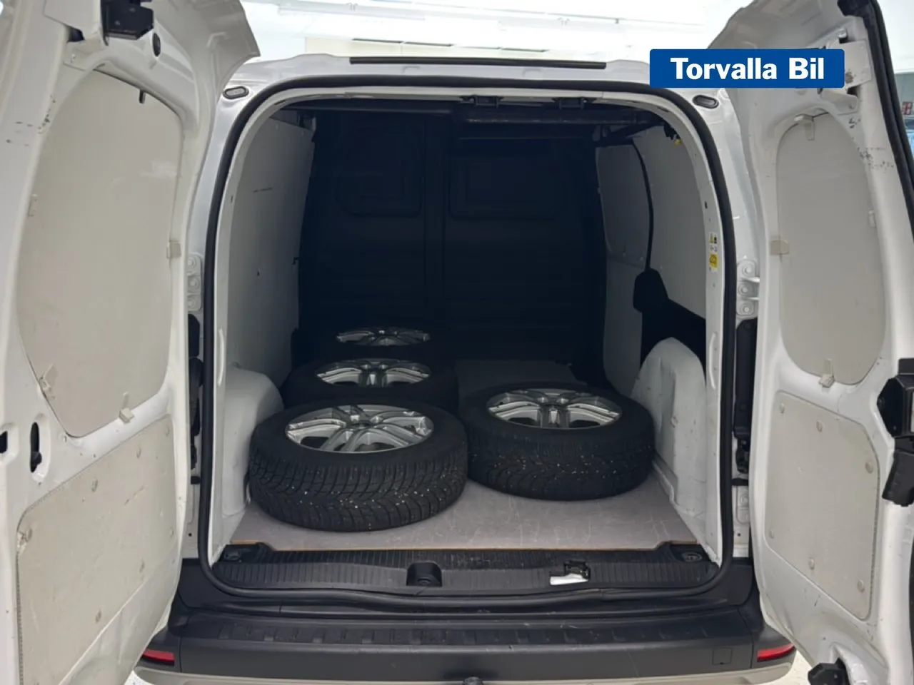 Vehicle image 14