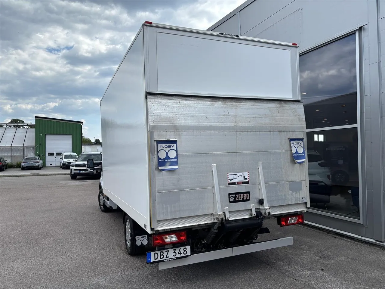 Vehicle image 4