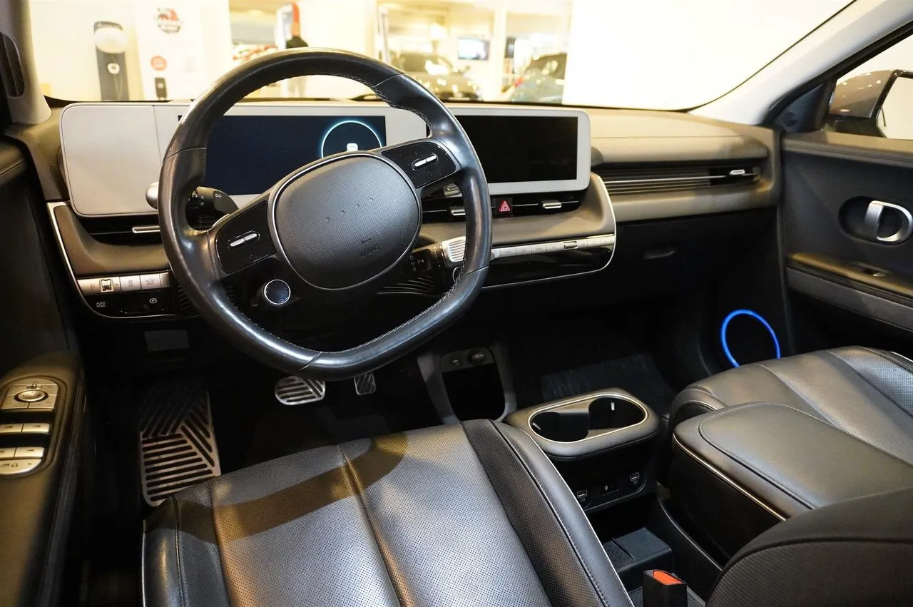 Vehicle image 10
