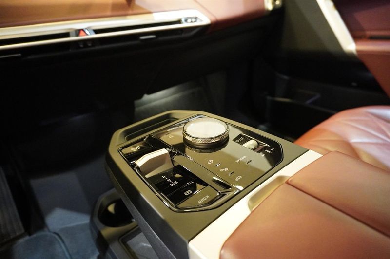BMW iX bild 16