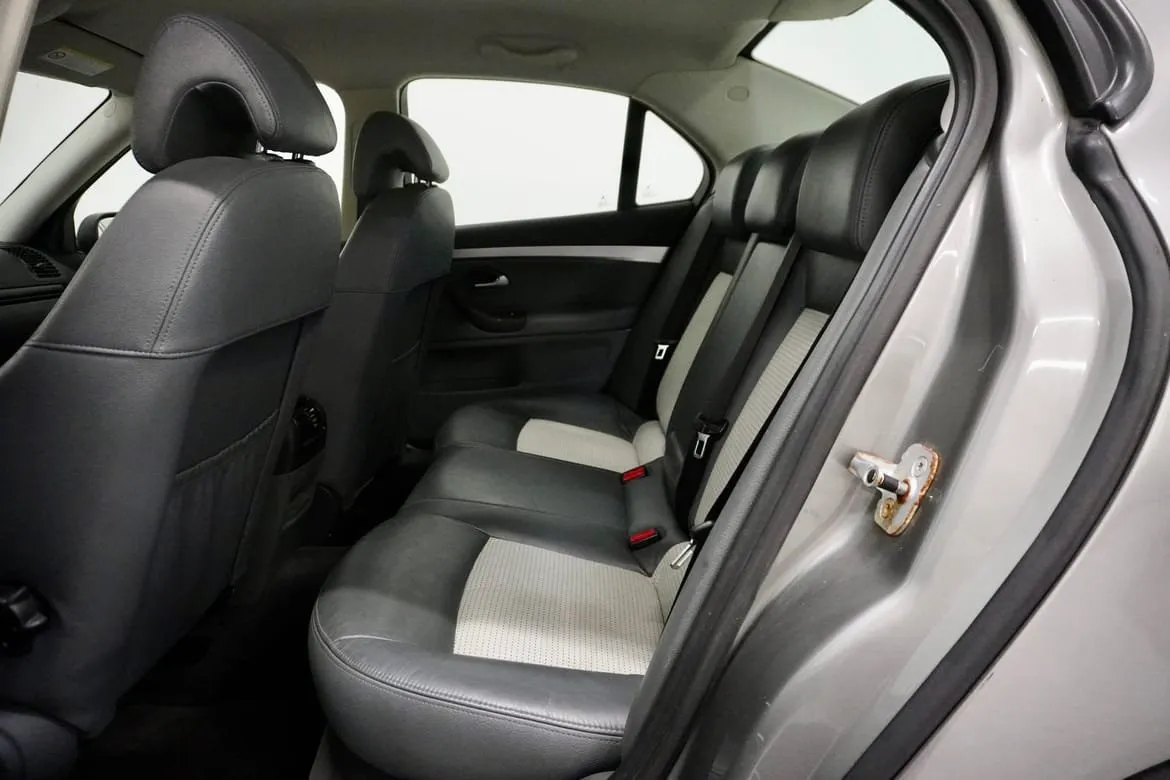 Vehicle image 16