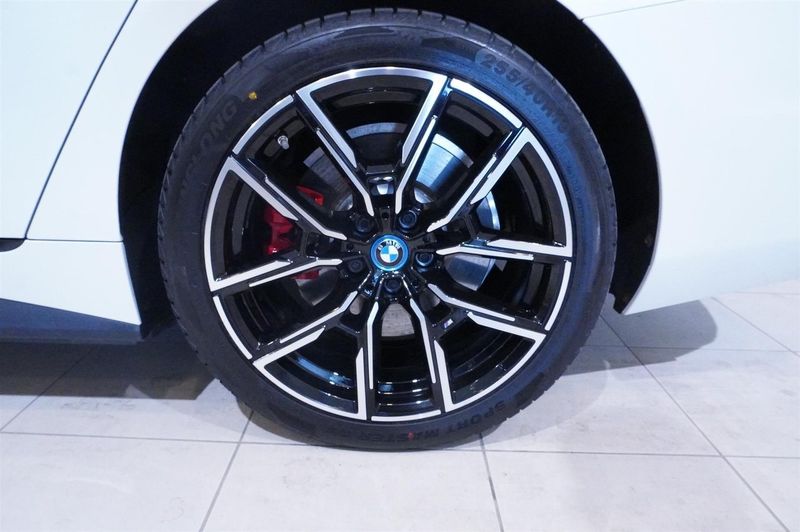 BMW i4 bild 8