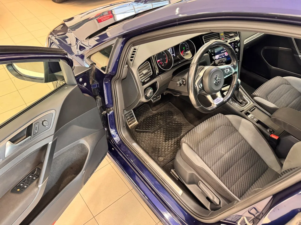 Vehicle image 9