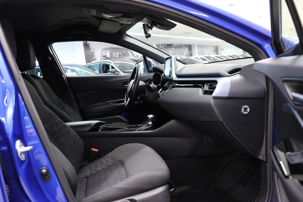 Vehicle image 12