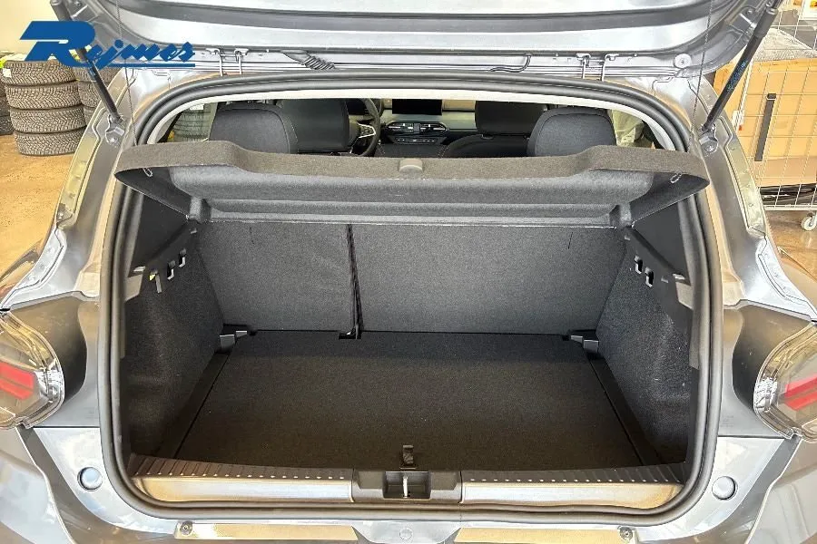 Vehicle image 16