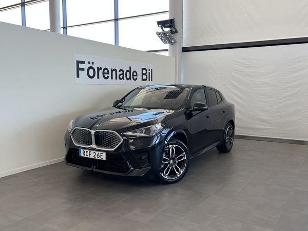 BMW iX2 xDrive30 M Sport Drag 19" Rattvärme Park Assist - 2026