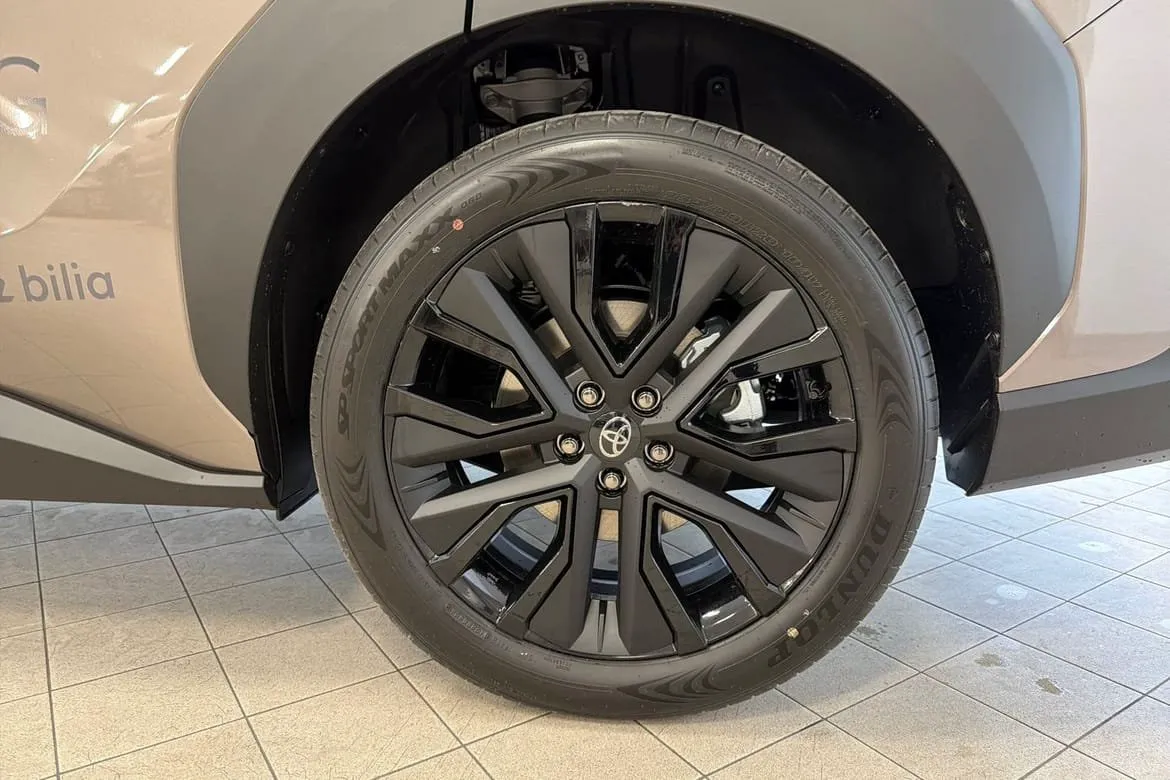 Vehicle image 15