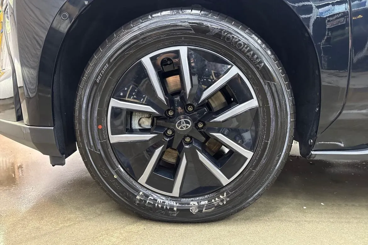 Vehicle image 16