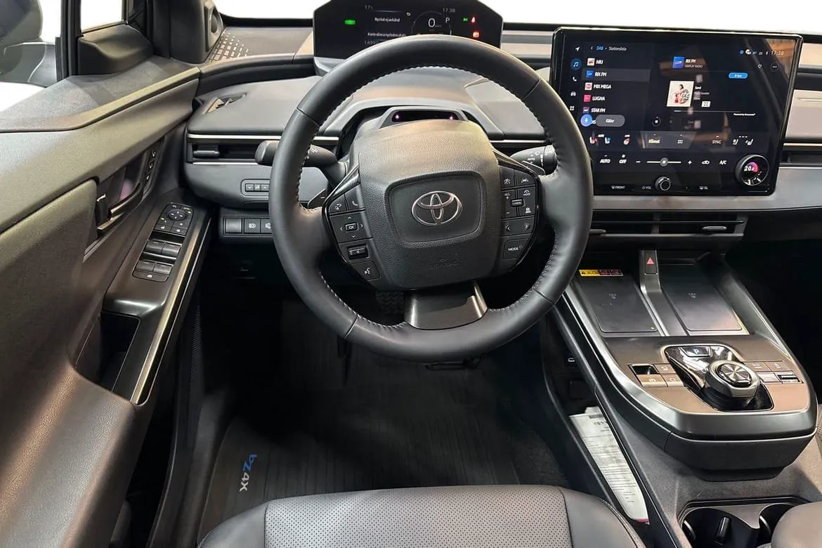 Vehicle image 10