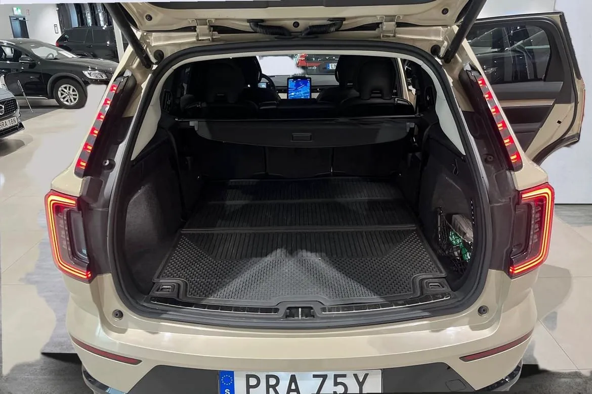 Vehicle image 8