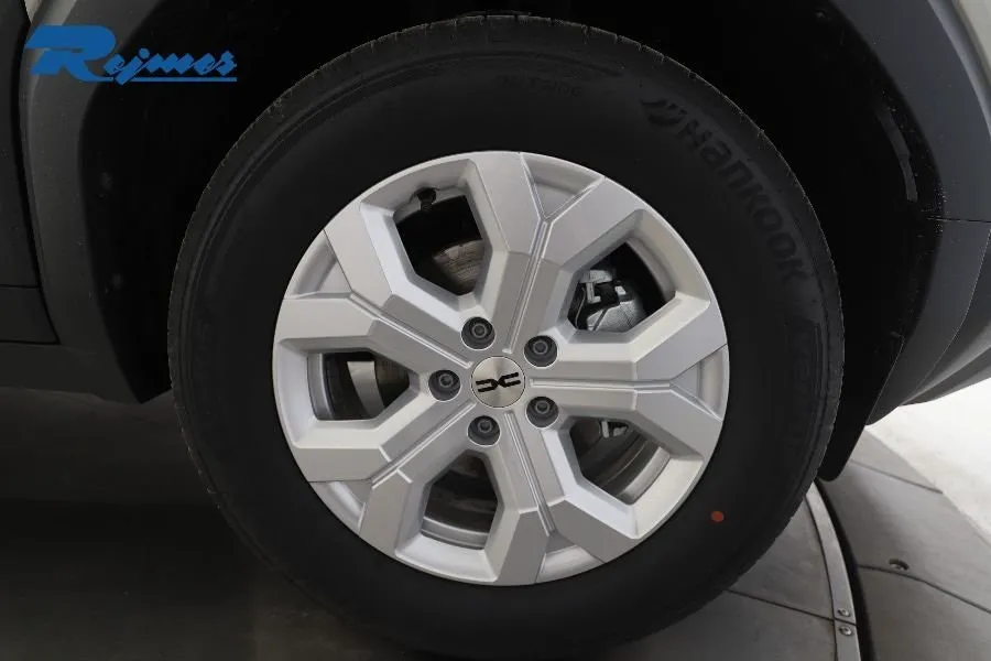 Vehicle image 15