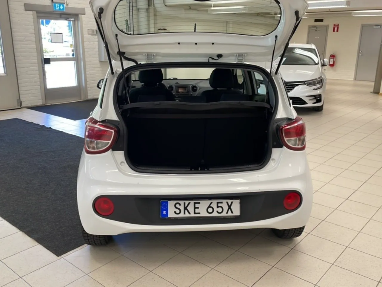 Vehicle image 13