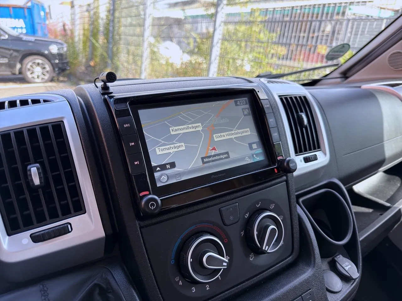 Vehicle image 18