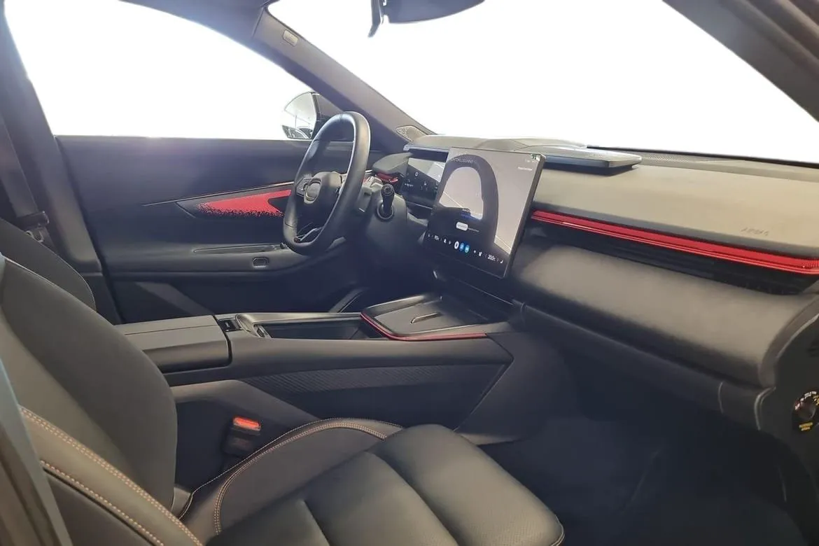 Vehicle image 6