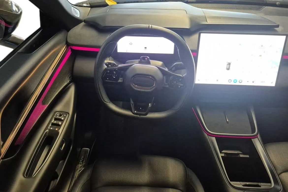 Vehicle image 10