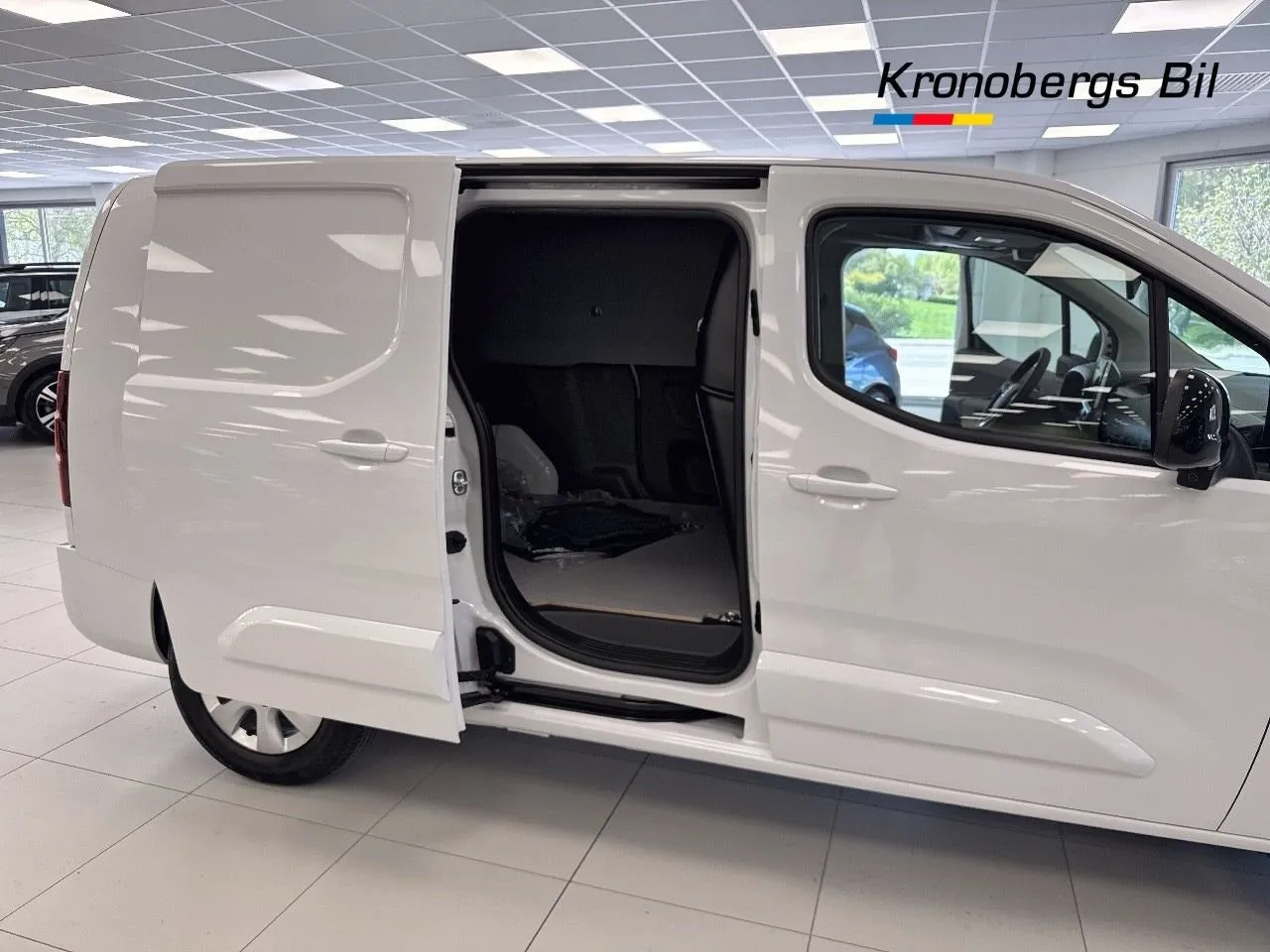Vehicle image 18