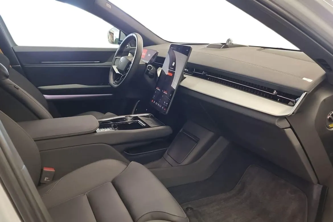 Vehicle image 6