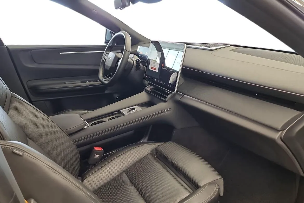 Vehicle image 6