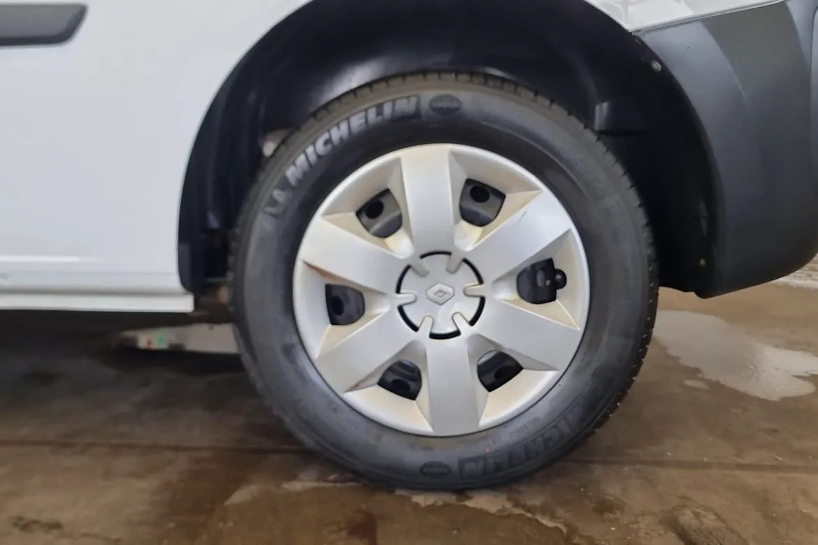 Vehicle image 32