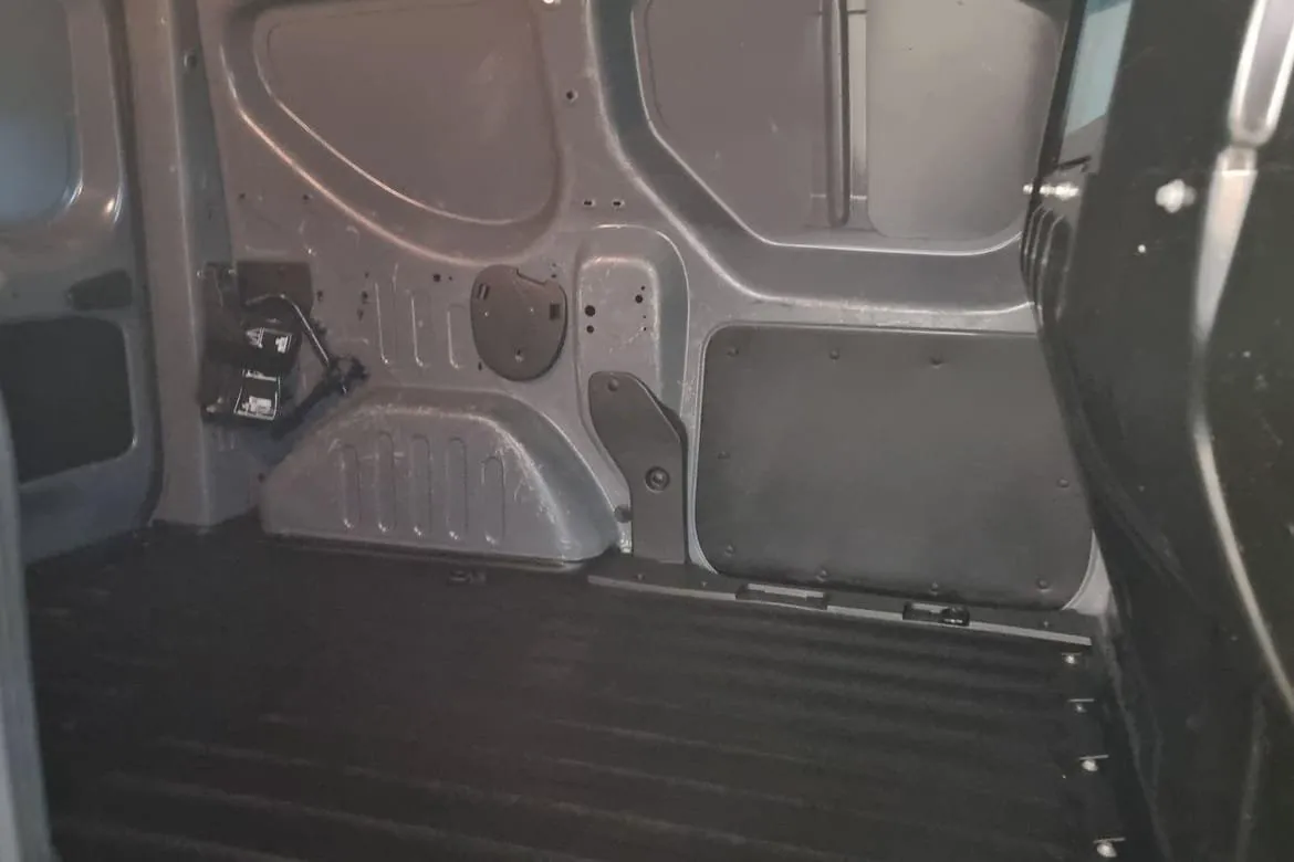 Vehicle image 18