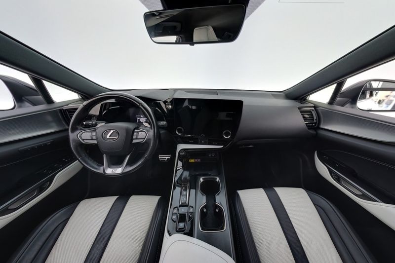 Lexus NX bild 13