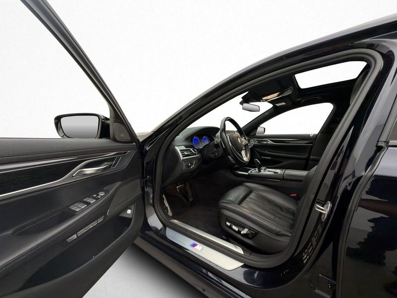 BMW 750 bild 11