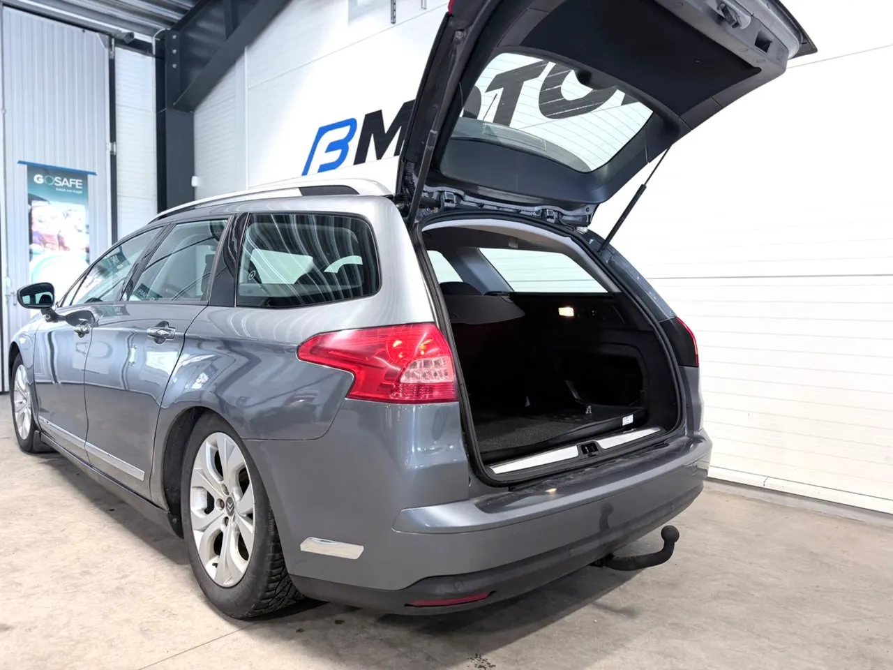 Vehicle image 6