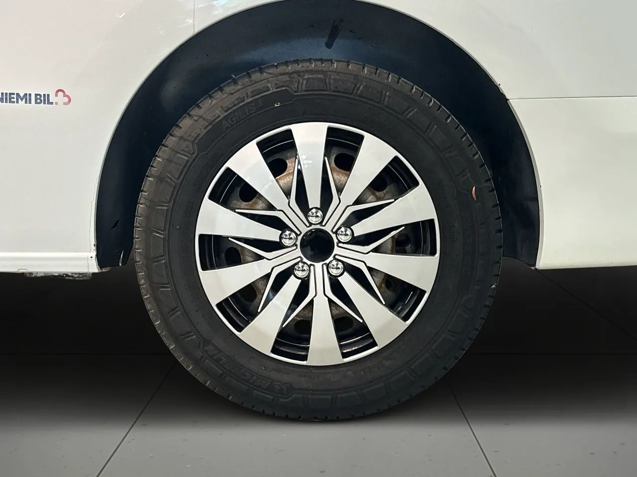 Vehicle image 16