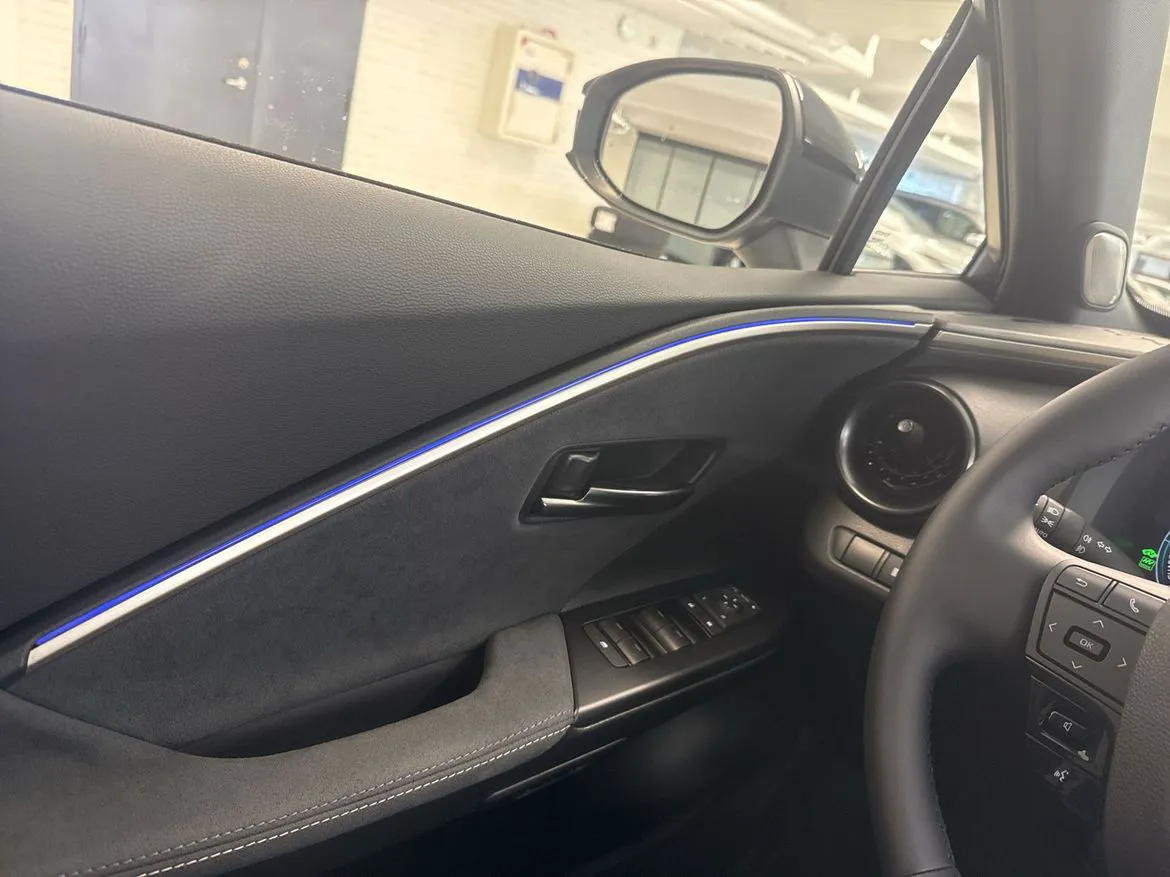 Vehicle image 18