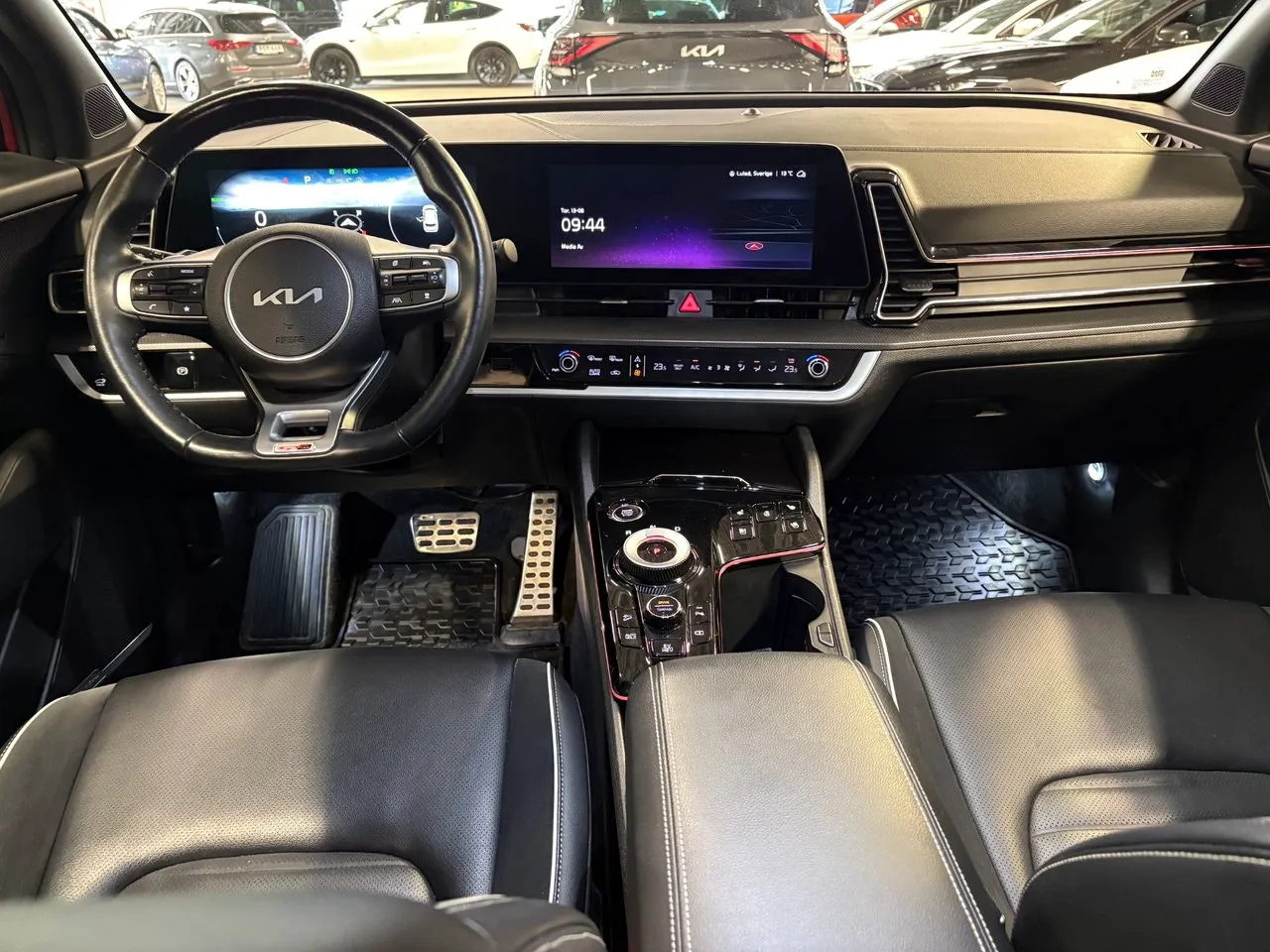 Vehicle image 10