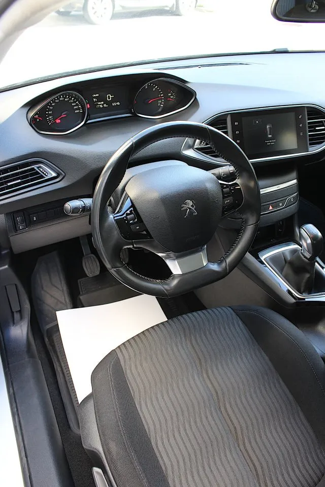 Vehicle image 18
