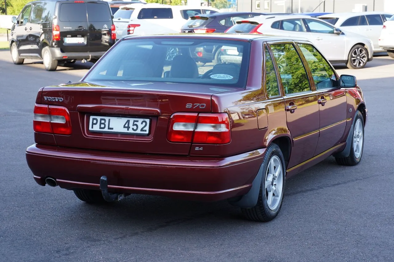 Vehicle image 24