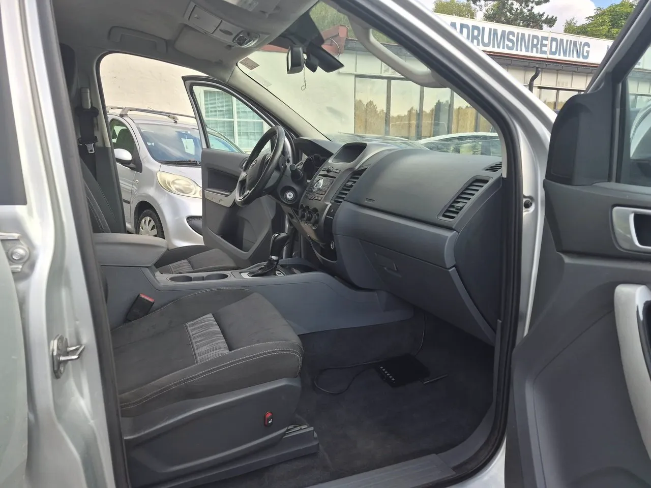 Vehicle image 28