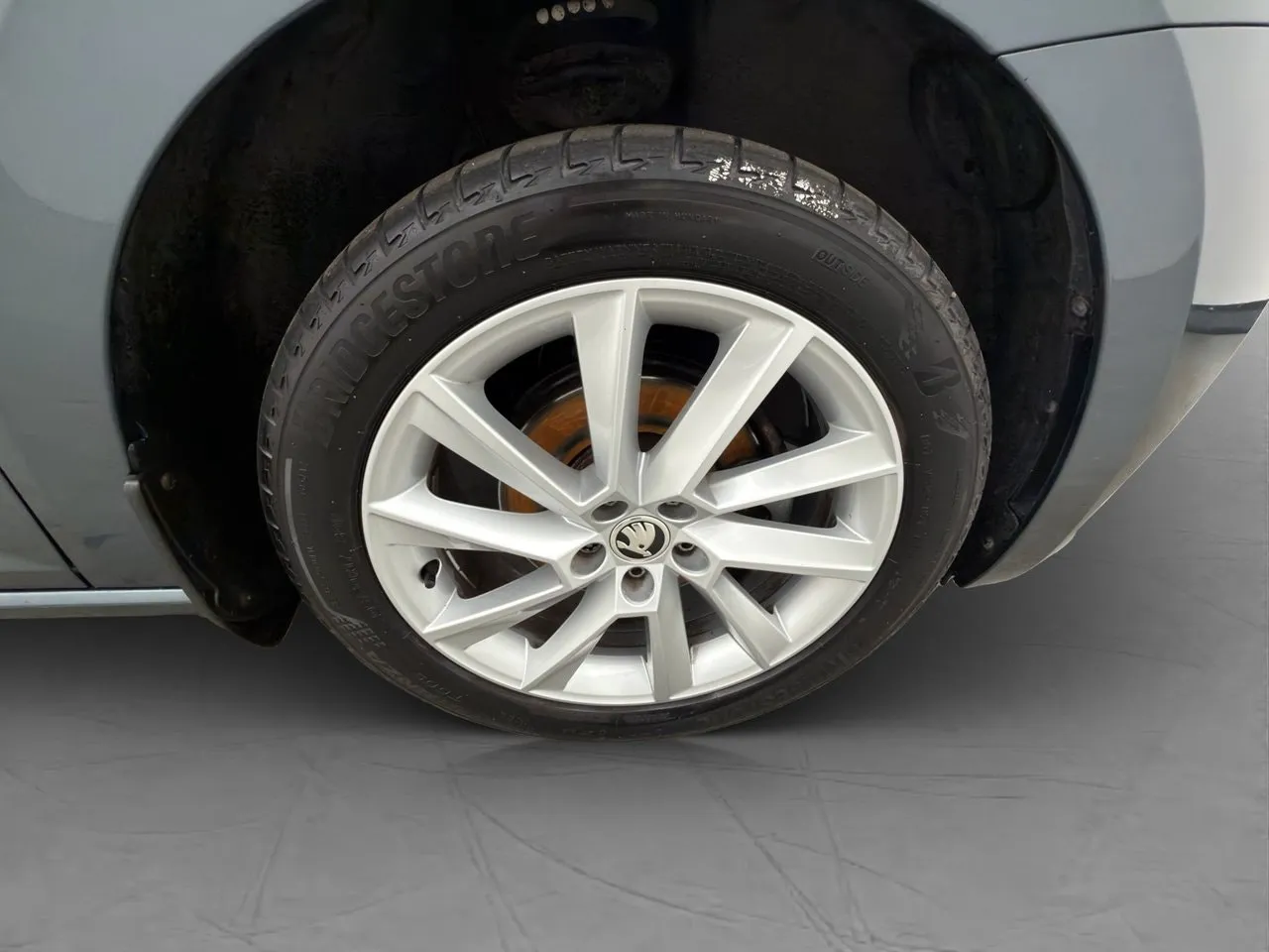 Vehicle image 32