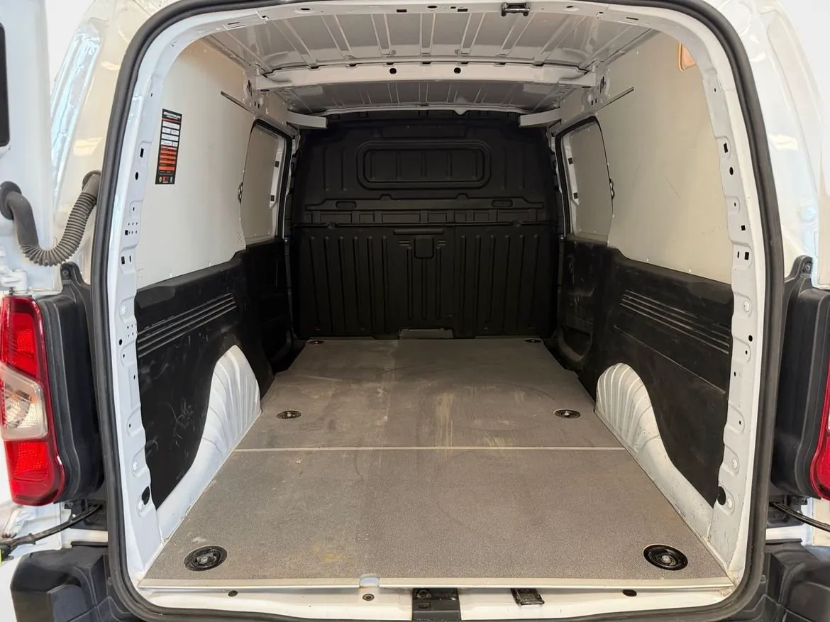 Vehicle image 14
