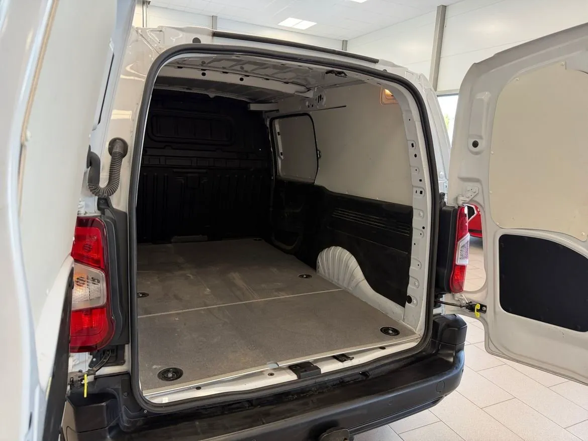 Vehicle image 18