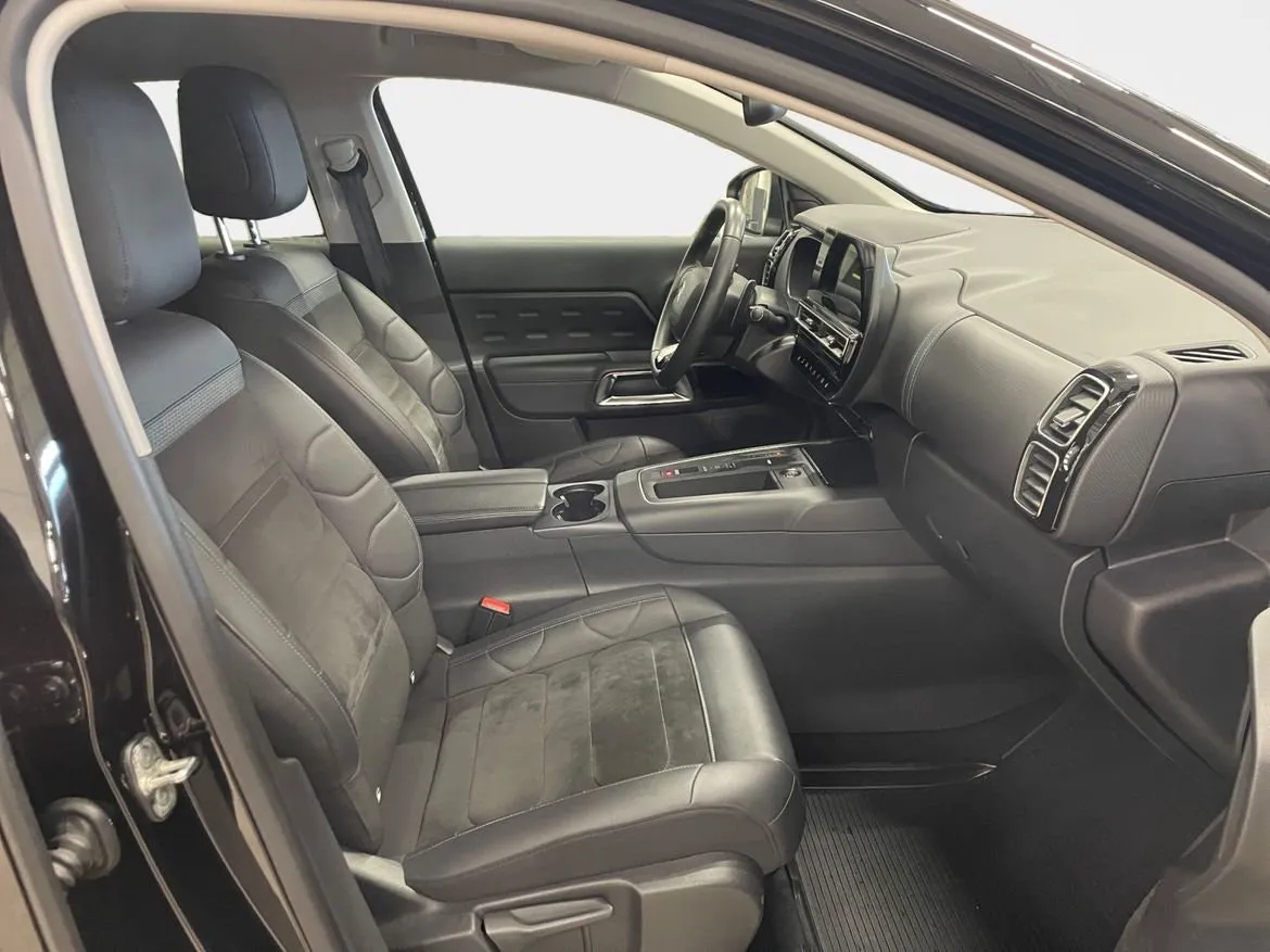 Vehicle image 14