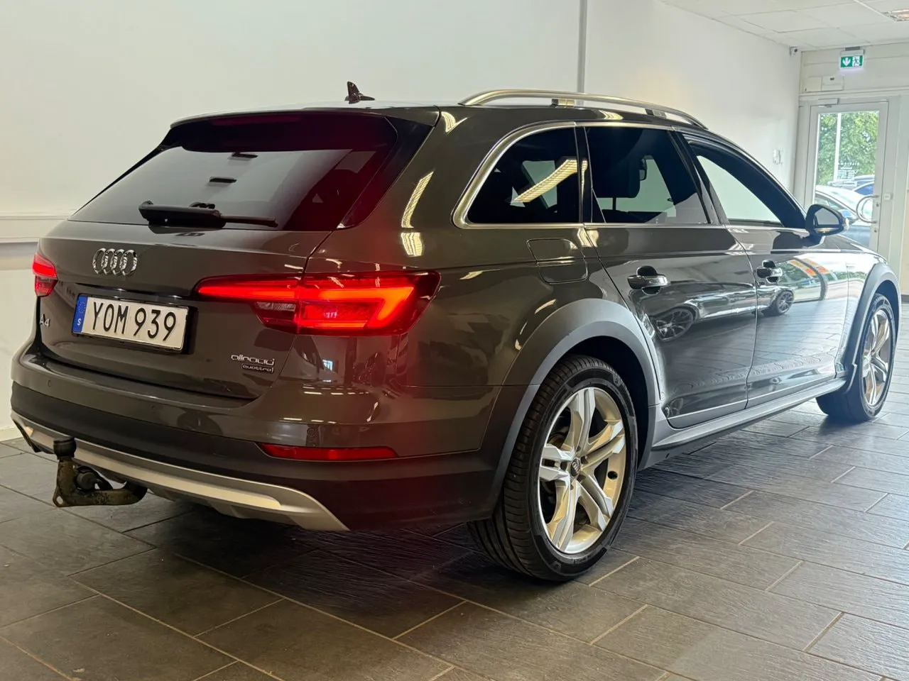 Vehicle image 15