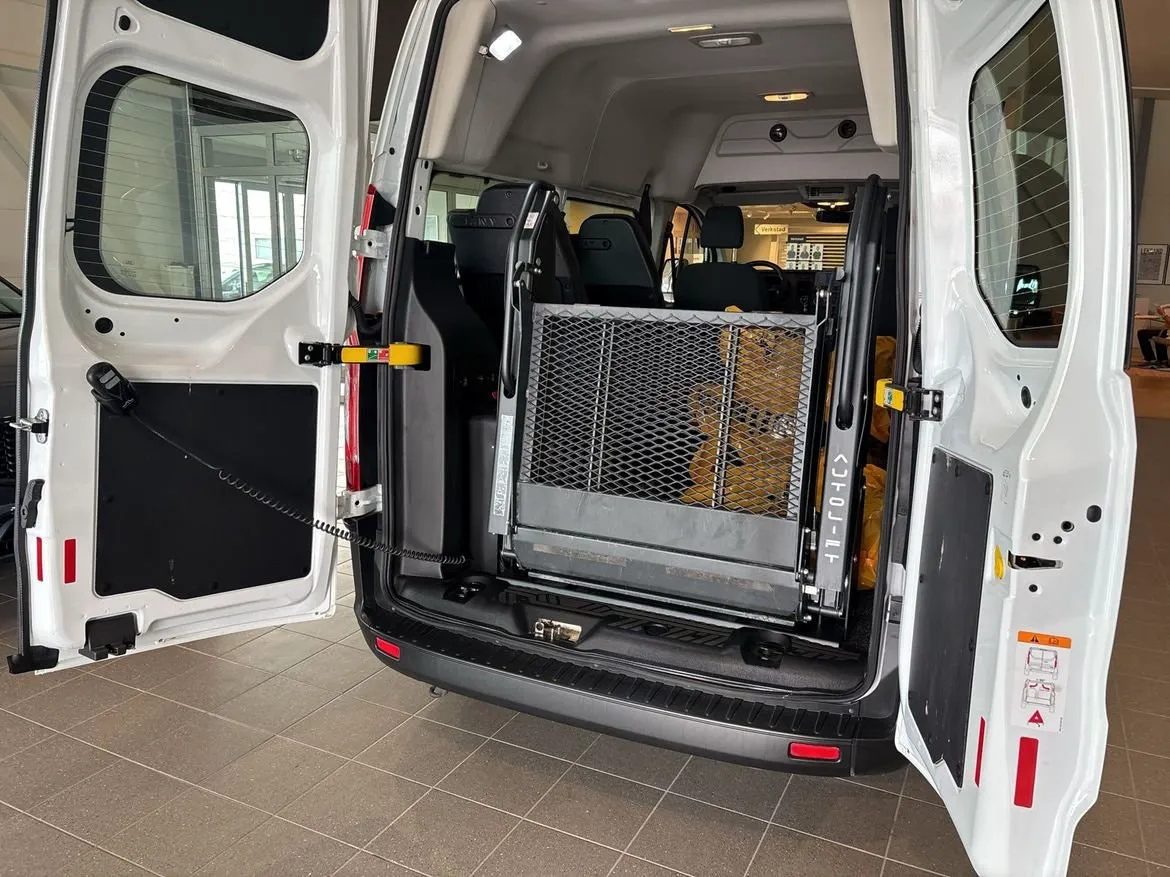 Vehicle image 10
