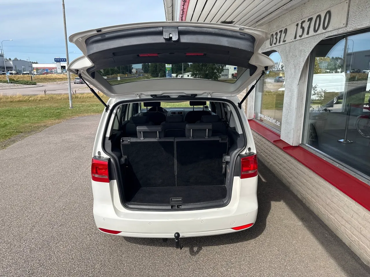 Vehicle image 16