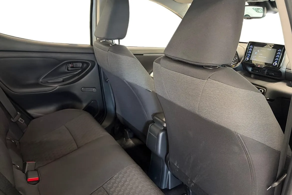 Vehicle image 15